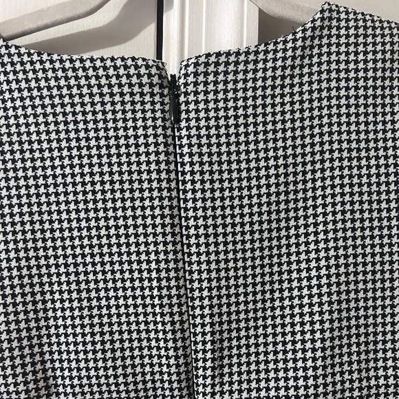 Houndstooth in black and white pattern, slim fit dress with some give. Gorgeous! - Picture 4 of 5